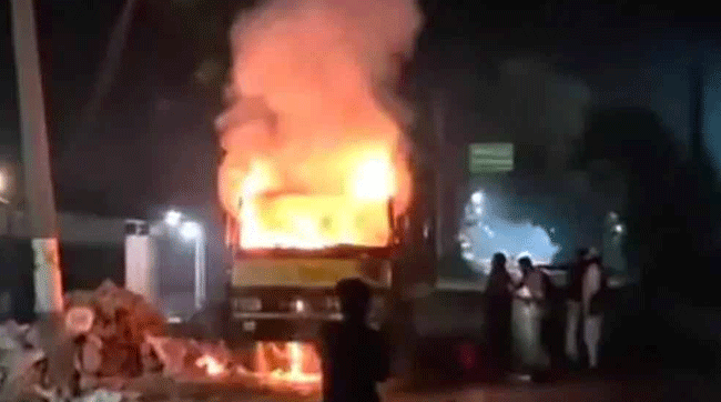 ময়মনসিংহে পার্কিং করা কাভার্ড ভ্যানে অ'গ্নি'কা'ণ্ড