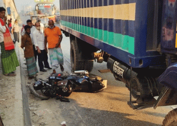 নারায়ণগঞ্জে সড়ক দুর্ঘটনায় নারীর পা বিচ্ছিন্ন