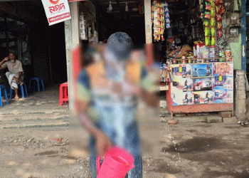 রাজনীতি ছেড়ে দুধ দিয়ে গোসল স্বেচ্ছাসেক দল নেতার