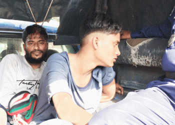 অটোরিকশা ছি'ন'তা'ই'য়ে'র চেষ্টা, জনতার হাতে দুই ছি'ন'তা'ইকা'রী ধরা