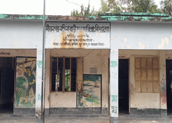 নাগরপুরে ঝুঁকিপূর্ণ ভবনে কোমলমতি শিশুদের পাঠদান! দুর্ঘটনার আশঙ্কা