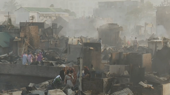 কড়াইল বস্তির ভয়াবহ আগুনে সর্বস্ব হারানো মানুষের আর্তনাদ