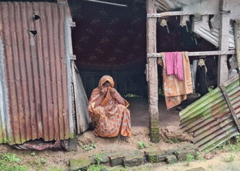সখীপুরে ভাঙাচোরা ঘরেই দিন কাটাচ্ছেন বৃদ্ধা ফজিলা বেগম