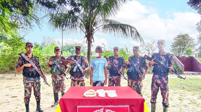 চাঁপাইনবাবগঞ্জ সীমান্তে ২ কেজি ৩০০ গ্রাম গান পাউডারসহ যুবক গ্রে'প্তা'র