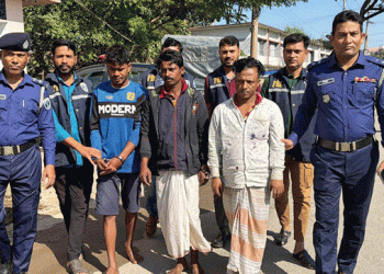 গ'ণ'ধ'র্ষ'ণে বাধা দেওয়ায় নারীকে খু'ন, গ্রে'প্তা'র ৩