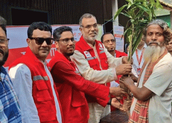 টাঙ্গাইলে রেড ক্রিসেন্টের উদ্যোগে গাছের চারা বিতরণ