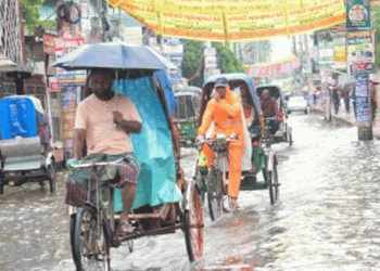 বৃষ্টিতে বিপর্যস্ত হয়ে পড়েছে টাঙ্গাইলের জনজীবন