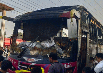 ময়মনসিংহে বাসে আগুন, পুড়ে মারা গেলেন ঘুমন্ত ‘চালক’