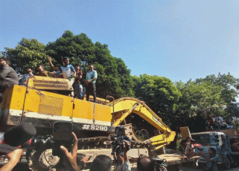 বুলডোজার নিয়ে ধানমন্ডি ৩২ নম্বরের পথে ছাত্র-জনতা