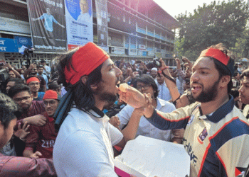হাসিনার মৃত্যুদণ্ডের রায়ে টিএসসিতে উল্লাস, মিষ্টি বিতরণ