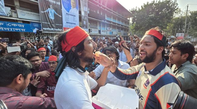 হাসিনার মৃত্যুদণ্ডের রায়ে টিএসসিতে উল্লাস, মিষ্টি বিতরণ