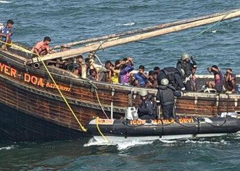 বাংলাদেশের ৩ নৌকাসহ ৭৯ জেলেকে ধরে নিয়ে গেছে ভারতের কোস্টগার্ড