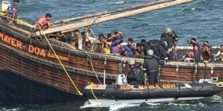 বাংলাদেশের ৩ নৌকাসহ ৭৯ জেলেকে ধরে নিয়ে গেছে ভারতের কোস্টগার্ড