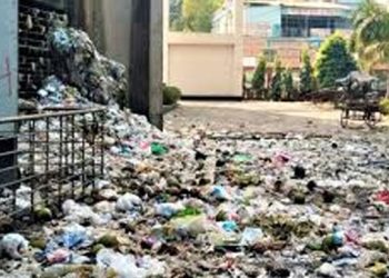 টাঙ্গাইল মেডিকেল কলেজ হাসপাতালের প্রধান গেটে ময়লার স্তুপ