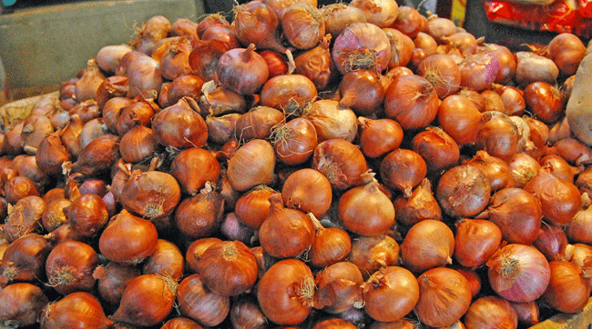 দেশে পেঁয়াজের দাম দুই দিনে ৩০–৪০ টাকা বেড়ে উদ্বেগ