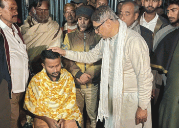 ক্যান্সারে আক্রান্ত বিজয়কে আহমেদ আযম খানের আর্থিক সহায়তা