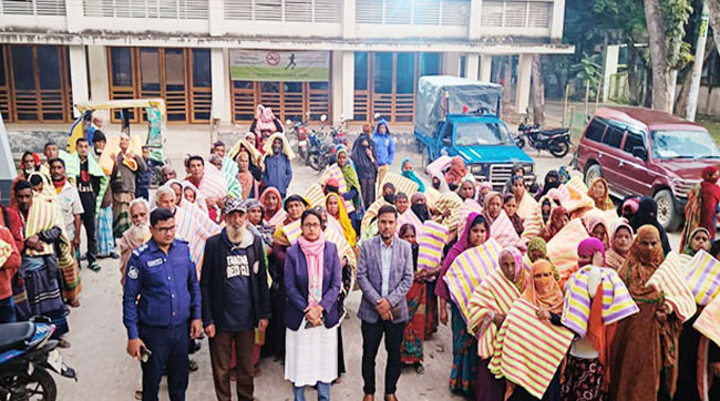 দেলদুয়ারে ছিন্নমূল অসহায় মানুষের মাঝে শীতবস্ত্র বিতরণ