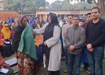 টাঙ্গাইলে ৫ শতাধিক শীতার্ত মানুষের মাঝে জেলা প্রশাসনের কম্বল বিতরণ