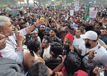 আগারগাঁওয়ে মোবাইল ব্যবসায়ীদের সড়ক অবরোধ