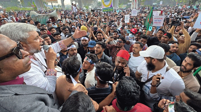 আগারগাঁওয়ে মোবাইল ব্যবসায়ীদের সড়ক অবরোধ