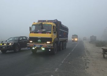 টাঙ্গাইলে মহাসড়কে হেডলাইট জ্বালিয়ে ধীরগতিতে যানবাহন চলাচল
