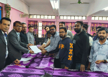 টাঙ্গাইলে সরকারি এম এম আলী কলেজে ছাত্র সংসদ নির্বাচনের দাবিতে স্মারকলিপি প্রদান