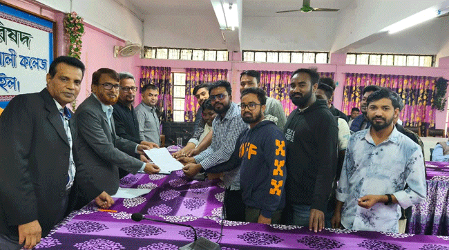 টাঙ্গাইলে সরকারি এম এম আলী কলেজে ছাত্র সংসদ নির্বাচনের দাবিতে স্মারকলিপি প্রদান