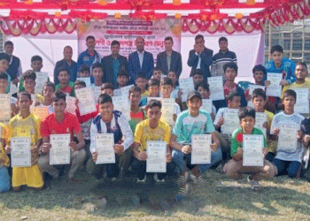 টাঙ্গাইল স্টেডিয়ামে ফুটবল প্রশিক্ষণ শেষে সনদপত্র বিতরণ