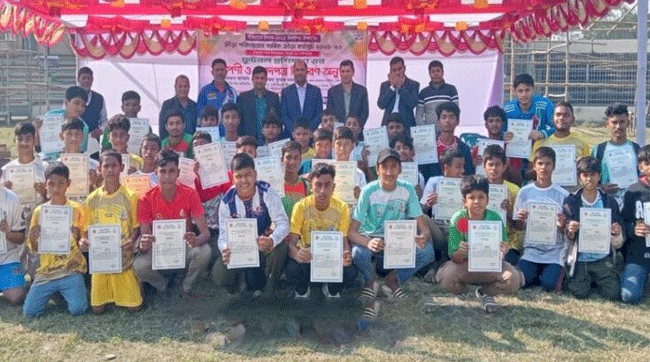 টাঙ্গাইল স্টেডিয়ামে ফুটবল প্রশিক্ষণ শেষে সনদপত্র বিতরণ