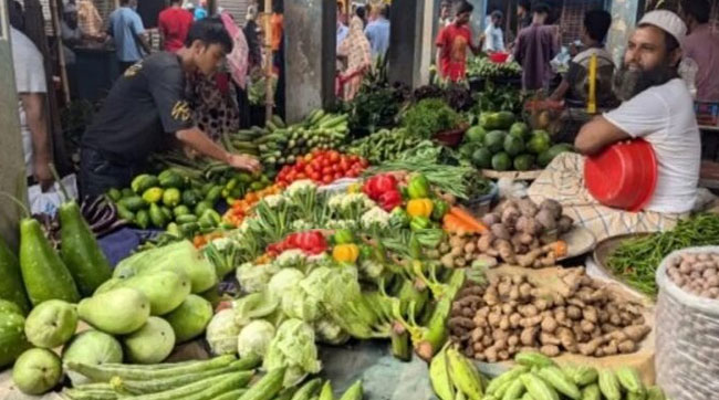 টাঙ্গাইলের বাজারে নিত্যপণ্যের দাম বৃদ্ধির পাঁয়তারা অসাধু ব্যবসায়ীদের