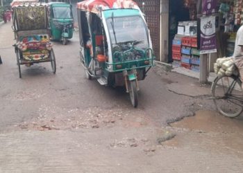 টাঙ্গাইল শান্তিকুঞ্জের মোড়ে ঠেলাঠেলির ২০ ফিট রাস্তা এখন গলার কাঁটা
