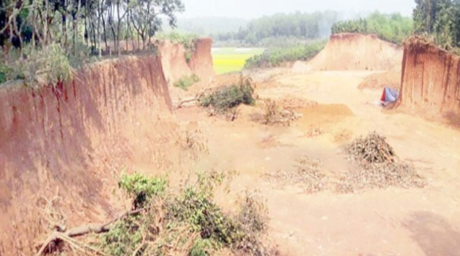 মির্জাপুরের তরফপুরে পাহাড়ের মাটি বিক্রির মহোৎসব