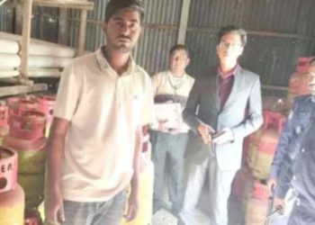 বাসাইলে এলপিজি গ্যাস মজুত ও দাম বেশি রাখায় জরিমানা