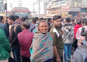নির্বাচন ছুটিতে বাড়ি ফিরতে গিয়ে অতিরিক্ত ভাড়া নিয়ে শ্রমিকদের সড়ক অবরোধ