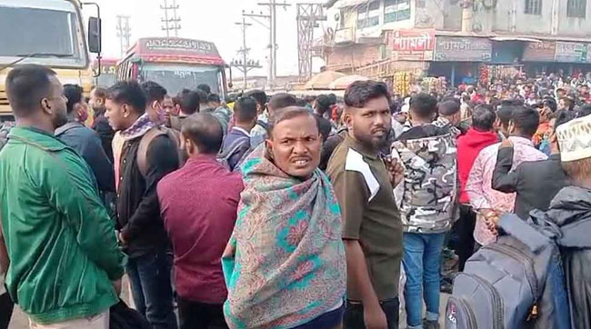 নির্বাচন ছুটিতে বাড়ি ফিরতে গিয়ে অতিরিক্ত ভাড়া নিয়ে শ্রমিকদের সড়ক অবরোধ