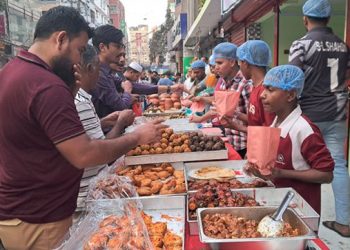 রমজানে টাঙ্গাইলে জমে উঠেছে ইফতারির বাজার, দামে প্রভাব থাকলেও কমেনি ভিড়