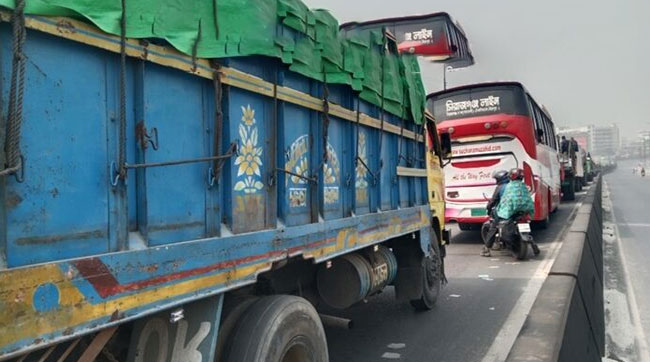 ঢাকা-টাঙ্গাইল ও যমুনা সেতু মহাসড়কে যানজট, বিপাকে ঘর মুখো যাত্রী