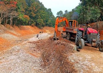 মধুপুরে লেক সম্প্রসারণ নিয়ে বন বিভাগ ও গারো সম্প্রদায়ের বিরোধ