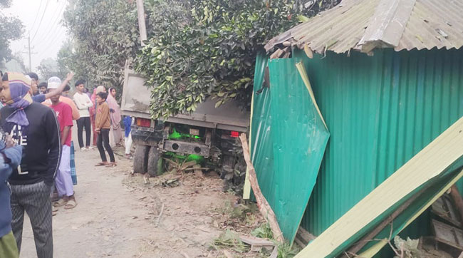 মির্জাপুরে মাটিবোঝাই ট্রাক ঘরে ঢুকে বৃদ্ধ নিহত