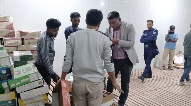 নামিদামী মোড়কে নিম্নমানের খেজুর বিক্রি, বিক্রেতাকে জরিমানা