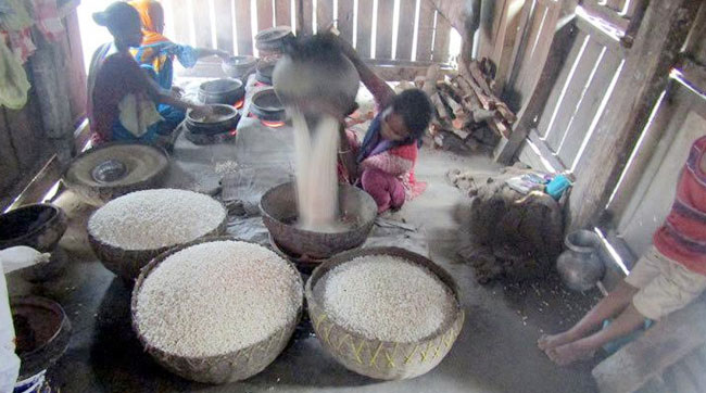 কালিহাতী নারান্দিয়া গ্রামের হাতে ভাজা মুড়ির কদর দেশজুড়ে -
