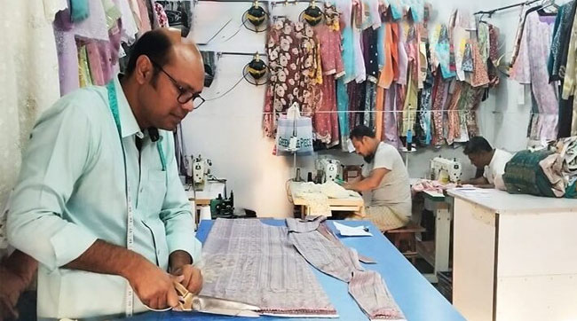 ঈদ আনন্দের প্রস্তুতিতে ব্যস্ত সময় পার করছেন টাঙ্গাইলের দর্জিরা