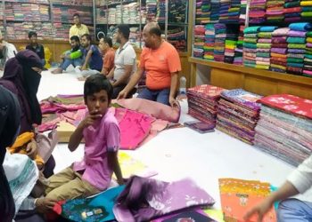 ঈদ সামনে রেখে টাঙ্গাইলের মার্কেটে ক্রেতার ভিড়, দোকানে বাড়ছে কেনাকাটা