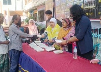 টাঙ্গাইলে ৫ টাকায় দুপুরের খাবার পেল শতাধিক নিম্নআয়ের মানুষ