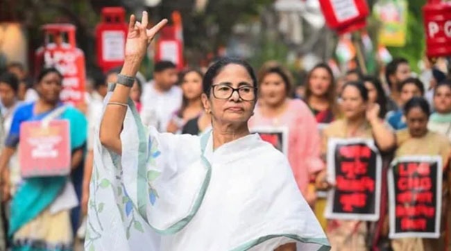পশ্চিমবঙ্গে আবার তৃণমূল এলেও সংখ্যাগরিষ্ঠতা না পাওয়ার শঙ্কায় মমতা