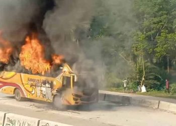 বগুড়ার শাজাহানপুরে চলন্ত বাসে আগুন, অল্পের জন্য রক্ষা পেল যাত্রীরা