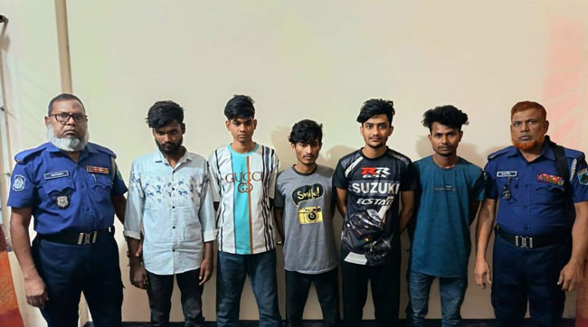 প্রবাসীদের টার্গেট করে প্রতারণা, প্রতারক চক্রের ৫ সদস্য গ্রেপ্তার