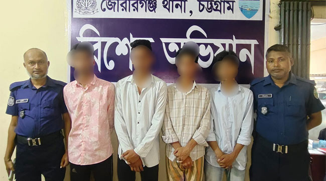 পরীক্ষায় না দেখানোয় ২ সহপাঠীকে কুপিয়ে জখম, আটক ৪