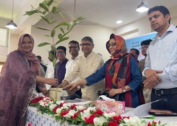 বাসাইলে প্রান্তিক কৃষকদের মাঝে চারা, বীজ ও সার বিতরণ করলেন মুক্তিযুদ্ধ বিষয়ক মন্ত্রী