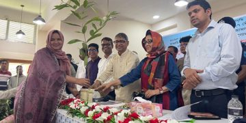 বাসাইলে প্রান্তিক কৃষকদের মাঝে চারা, বীজ ও সার বিতরণ করলেন মুক্তিযুদ্ধ বিষয়ক মন্ত্রী